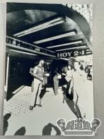 ミル・マスカラス 1977年 ロサンゼルズで散策 白黒写真(A-9）